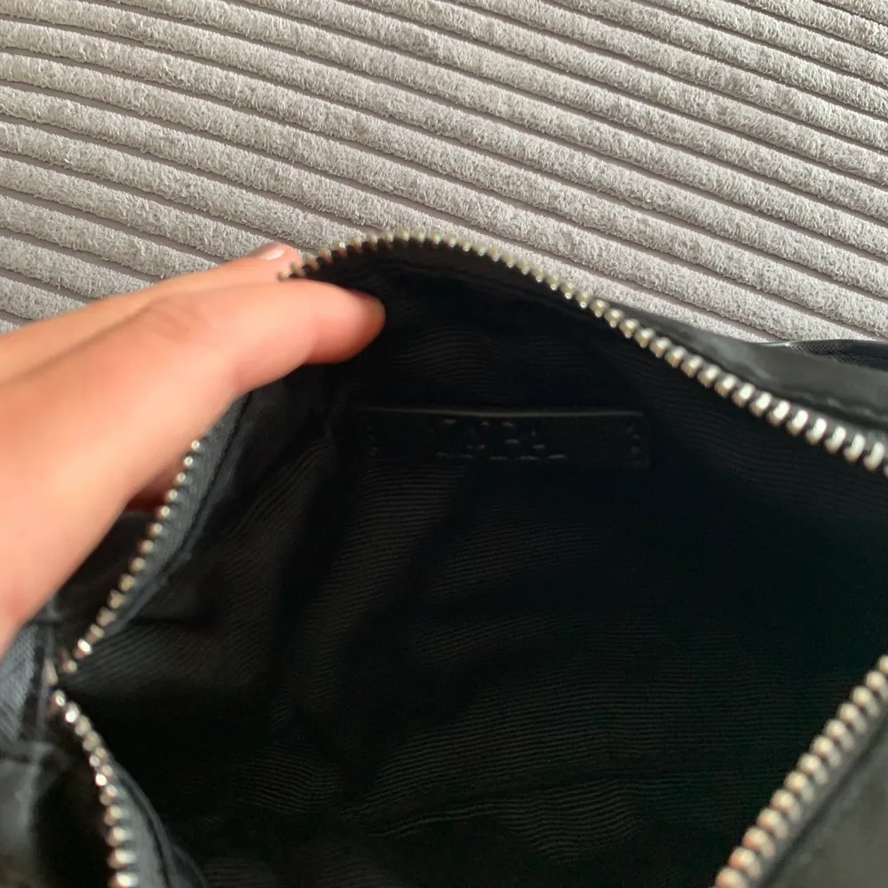 Väska från Zara i nyskick🖤materialet är i form av silke i svart. . Väskor.