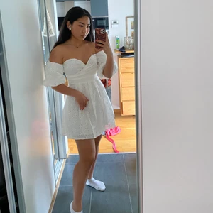 Vit miniklänning med puffärm NAKD - Skitsöt studentklänning eller bara vanlig fin sommarklänning. ALDRIG använd säljes för att jag hittade en annan klänning till min student! Den är helt slutsåld på nätet och kommer från NA-KD! Den är off the shoulder men har sillikonrrmser längs med toppen av klänningen för att stanna uppe! Passar en 34/36! Nypris 529kr säljes för 300kr :) meddela för fler bilder och frågor!