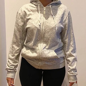 Grå oversized kofta - En grå oversized kofta med dragkedja. Stor i storleken. 