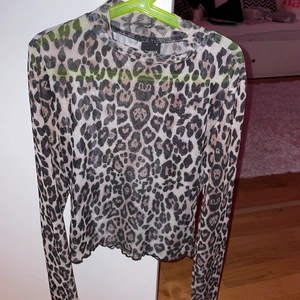Leopard polo - Tunn material perfekt med en spets bh eller linne under🥰
