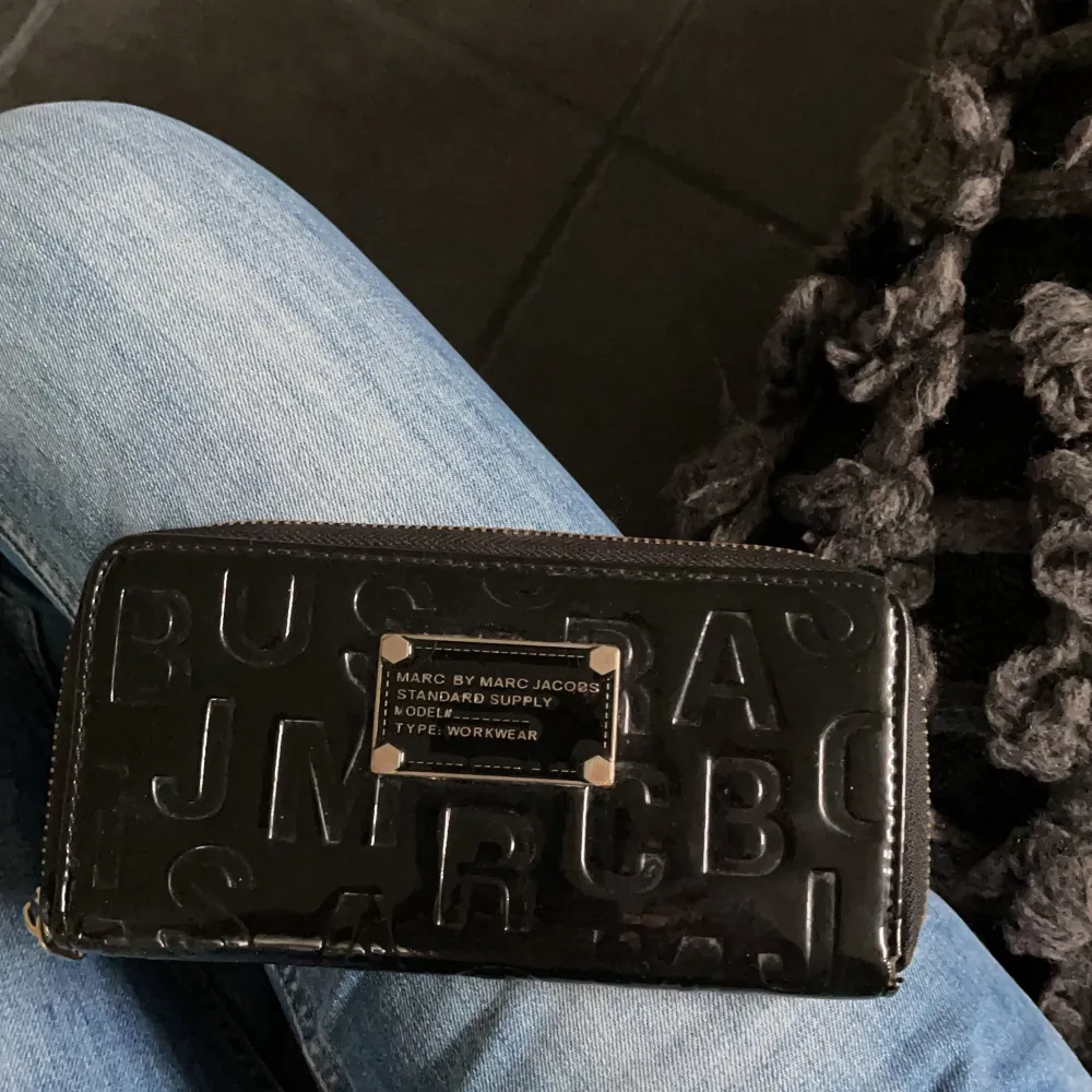 Snygg plånbok från marc by marc jacobs🤪. Accessoarer.