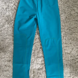 Blåa gympa byxor  - Blåa gympa byxor, bra matrial på dem och bra skick.