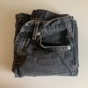 Lågmidjade gråa jeans - Jag säljer dessa as coola lågmidjade gråa jeans, säljer eftersom att dom var för små för mig som oftast har 34/36💞💞 midjemått tvärsöver är 31cm innebenslängden är 70cm och gylfen är 15cm 