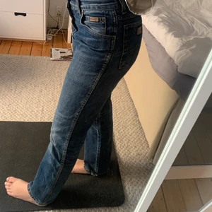 Wrangler jeans - As snygga vintage wrangler jeans i straight fit. Dom är i stlk 29/31 men skulle säga att de passar en större xs elr S💓 älskar dessa men Kmr inte t användning ❗️FRAKT INGÅR❗️