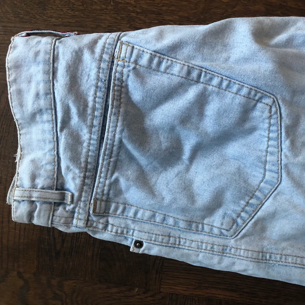 Bekväma Ljusblåa jeans från märket Pash. Står ej storlek men skulle säga de är storlek S/M. Jeans & Byxor.