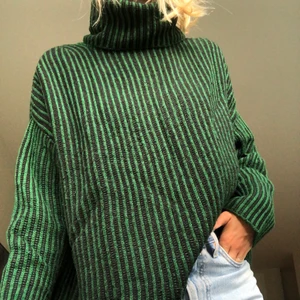 Snygg oversized tröja - Stickad tröja, 7% ull som håller dig 100% varm under vintermånaderna. Inte använd på ett bra tag så det är dags att sälja den tyvärr. Grön/svart randig. Pris inkl frakt (vill man ha spårbart tillkommer det)