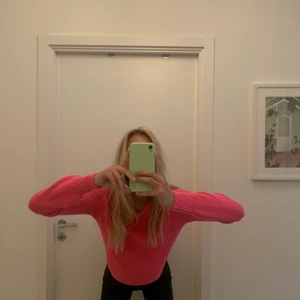 Stickad tröja  - Rosa stickad tröja från hollister i st xs. Nästan aldrig använd då jag har många liknande. Super snygg speciellt nu till hösten💖💖