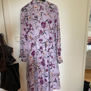 Klänning  - Lila klänning med blommor 