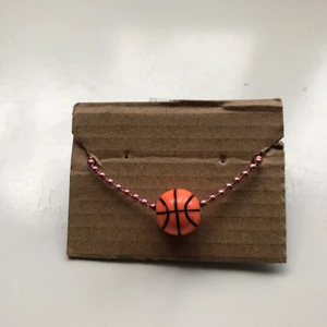 Basketboll halsband🏀 - Hemmagjort basket halsband med en rosa kedja💗 Jag har gjort det själv och det är i ett fint skick😊🏀