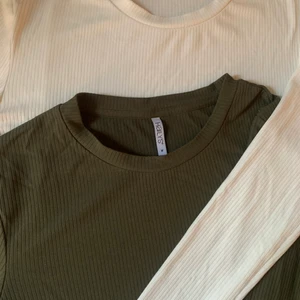 Långärmad ribbad topp - Liten i storleken motsvarar ca 34-36 