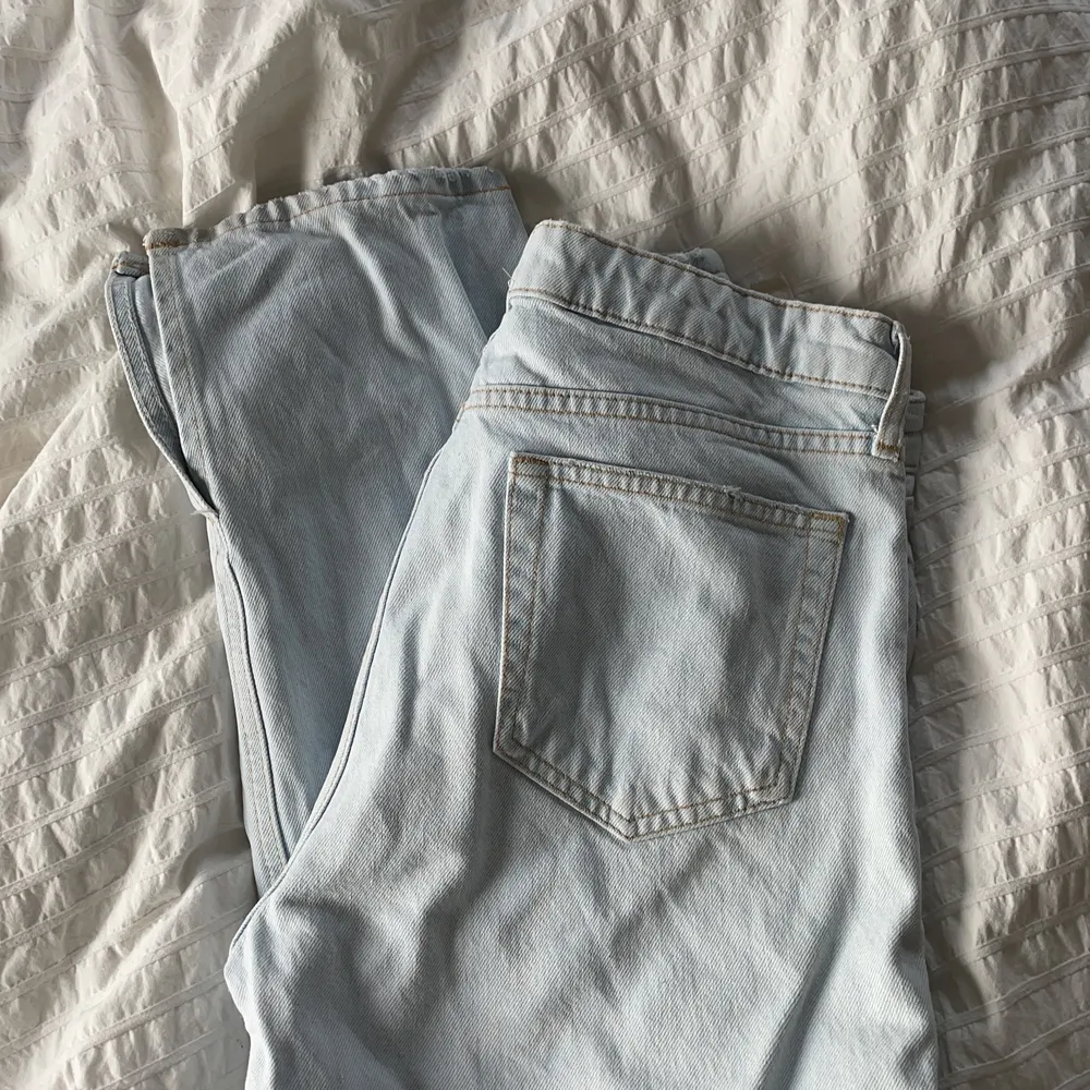 Ljusblå zara jeans med slit. Slutsålda, köpta förra året! Köp direkt 600. Jeans & Byxor.