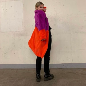 Stand Studio orange and pink coat  - Säljer min Stand Studio orange o rosa kappa. Använt kanske 5 gånger, därför jag säljer den, så nån annan kan få bättre användning för den<3 så fin o inoerhört bra skick. Nypris för Stand kapporna ligger runt 6000kr, jag säljer den för 2700kr. 