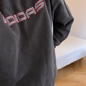 Adidas tröja - Säljer denna jättemysiga tjocktröja från adidas, står att det är barnstorlek 160 men skulle säga att den passar xs-s!