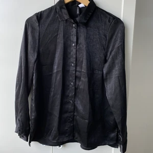Ny svart skjorta H&M strl 40 - Helt ny svart skjorta i storlek 40. Prislappen sitter kvar. Frakt går att diskutera.