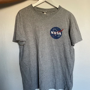Nasa T-shirt  - Nasa T-shirt från H&M  Säljer pga att den inte används. Är i fint skick!   Storlek: S (passar även som M)
