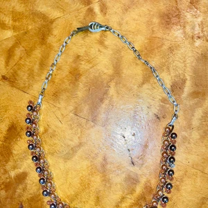 Halsband - Brunt halsband, cirka 42 cm i omkrets. För mer information eller frågor kontakta gärna mig! Köparen står för frakten 💛