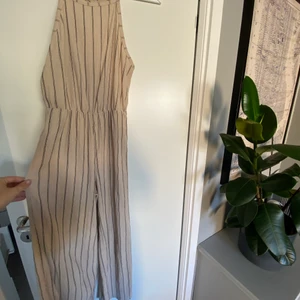 Bershka  - En byxdress i fint skick! Kan mötas upp i Linköping annars står köparen för frakten. 