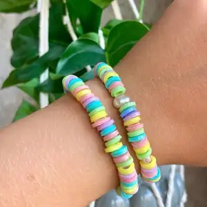 pärlade armband i olika färger ena med pärlor på! 