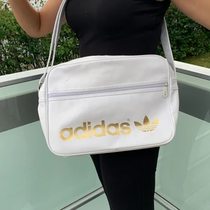 vit addidas väska med guldig text - superfin funkar bra som träningsväska