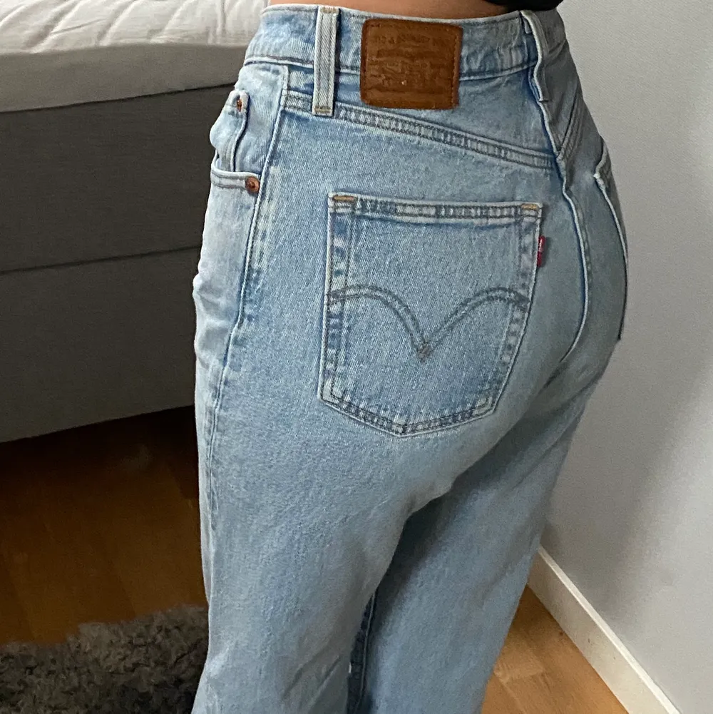 Säljer mina fina levis jeans pågrund av att de blivit lite korta, de är i mycket fint skick och sparsamt använda 💗 nypris - 1200kr mitt pris - 400kr 💗 priset är exlusive frakt . Jeans & Byxor.