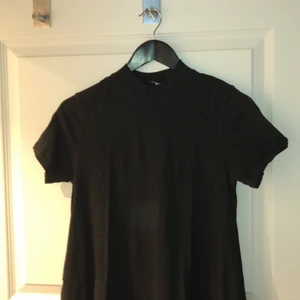 Svart klänning från Cheap Monday.  - Svart kort klänning från cheap Monday. Storlek S. Knappt använd. Katt finns i hemmet. 