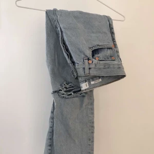 Mango jeans storlek 34 - Säljer mina jeans i storlek 34 från mango eftersom att dem har inte kommit till användning på det senaste🤍det är ett par fina ljusblåa jeans med hål på knäna💖köparen står för frakt 