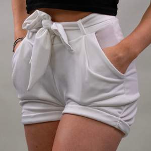 Säljer dessa fina vita shorts i ett kostym liknande material! +45kr frakt 🥰