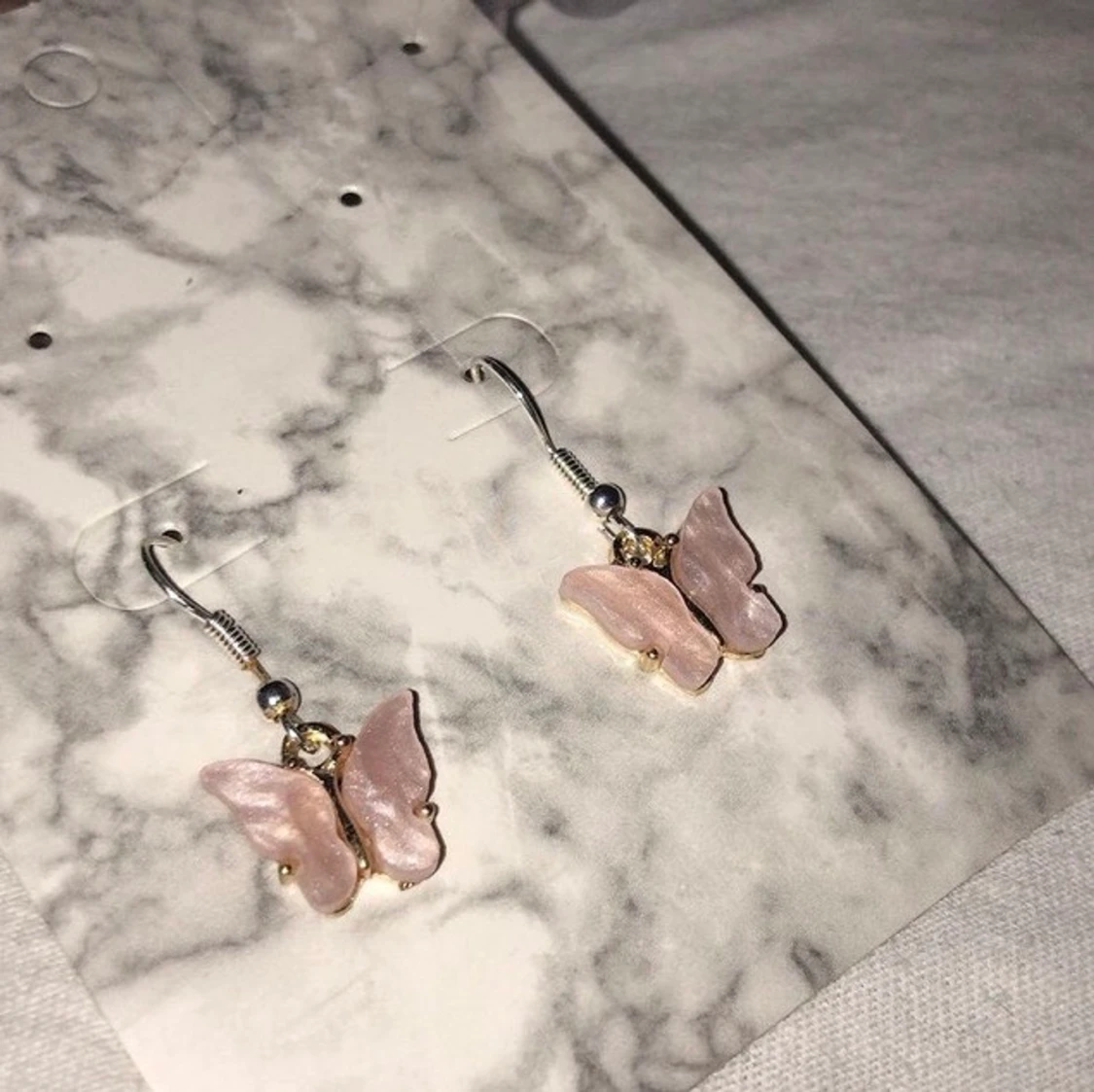 Rosa fjärils örhängen 