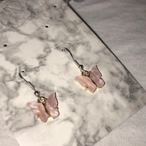 Rosa fjärils örhängen  - Örhängen 