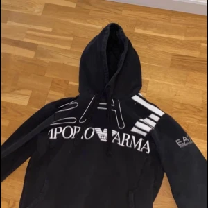 Armani hoodie S - Fin armanihoodie i storlek S, passar både kille & tjej. 