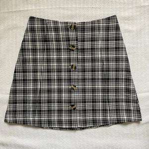 Kjol - En supersöt kjol från Monki som aldrig använts och har prislapp kvar🎧😊💞