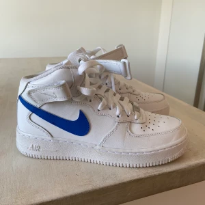Nike air force high - Jag säljer mina Nike air force high som är helt nya och använda ca 3 gånger💕 säljer pga att jag köpte fel storlek💕 jag har målat på dom själv och hade kunnat skicka med pennorna om man skulle vilja måla på dom mer☺️ köpta för 1099kr på Nike priset kan diskuteras beror på hur många som är intresserade