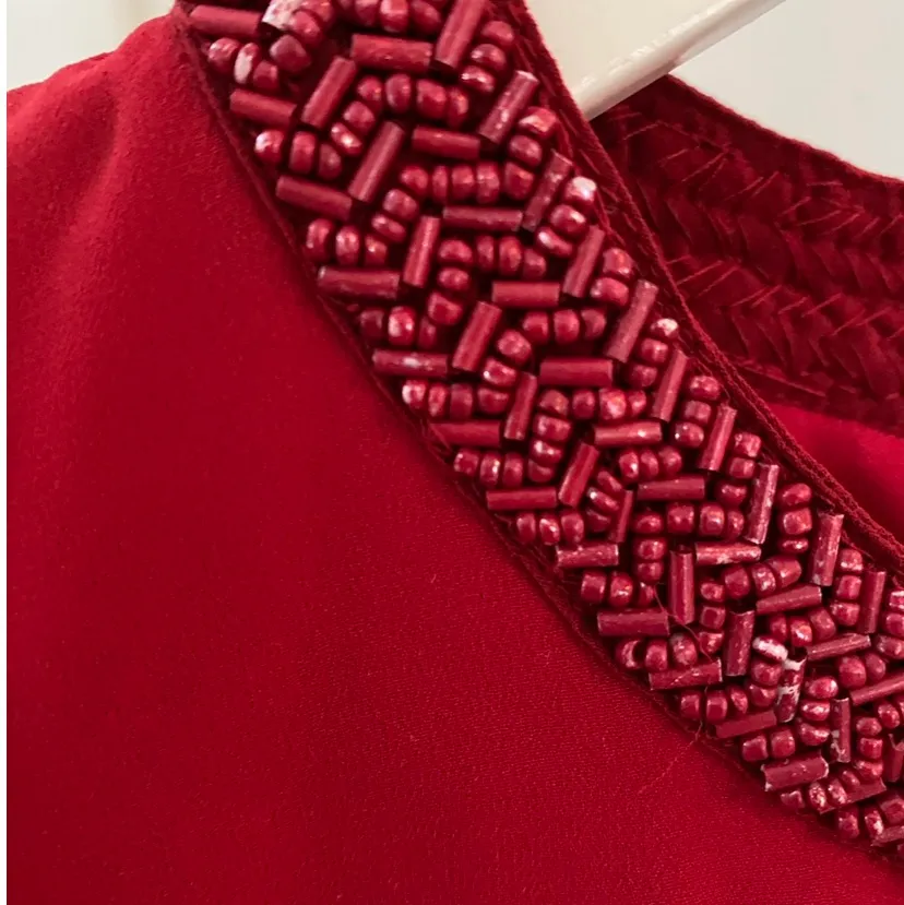 En röd blus från only! Den är i stl 34 och har små pärl detaljer vid kragen✨. Tröjor & Koftor.