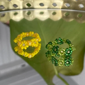 Ringar med blommor  - Ringar med blommor, egentillverkade! 🌼                   Passar S                                                                         Säljer för 15kr/st + 12kr i frakt. Fraktpriset är det samma oavsett antalet ringar man köper ✨