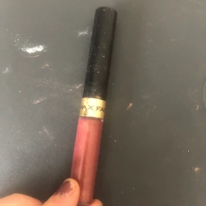 Läppstift Max factor - Ett fint läppstift från Max factor använd fåtal gånger 