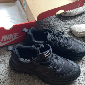 Nike strl 40 - Helt nya helt oanvända Nike air, ligger på 1200 kr nya 