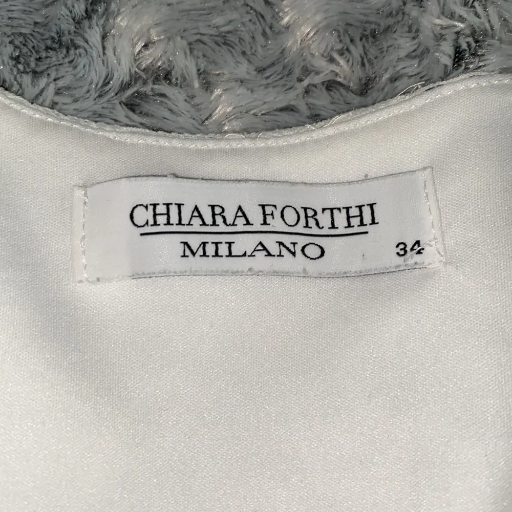 Jätte fin klänning från bubbleroom av Chiara forthi, Milano använd 1 gång, därför kommer denna vara lite dyrare köparen står för frakten . Klänningar.