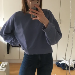 Violett tröja Zara - En violett sweatshirt från Zara i storlek M. Den är knappt använd och i bra skick. Frakt tillkommer🥰