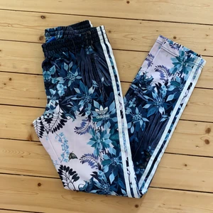 Adidas-byxor  - Mönstrade byxor från adidas! Inköpta i Milano 2016 för 600kr. Har använts ca 3 ggr. Nyskick!