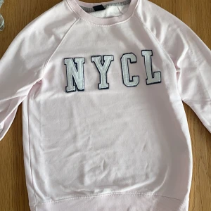 Tröja från Gina Tricot  - En härlig ljusrosa tröja från Gina Tricot, funkar för både small å medium. Den är lite oversize. Använt en del men väldigt fin. Hör av dig vid intresse. Som alla plagg, pris kan diskuteras. 