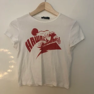 Babytee - Säljer denna babytee från bershka eftersom den inte kommer till användning! Frakt tillkommer🥰