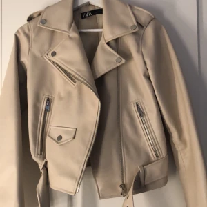 Skinnjacka  - Jätte snygg skinnjacka från zara (kontakta mig vid mer information och bilder)