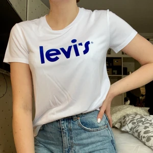 Levi’s T-shirt  - Vit T-shirt i väldigt mjukt material med blå logga i sammet, inga skador eller fläckar finns