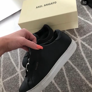Axel arigato - Säljer mina fina Axel arigato skor!! De är i fint och säljes endast för att jag behöver pengar🖤 De är köpta för 2000kr men säljer dem för 600kr hoppas den passar fint på nån av er ☺️
