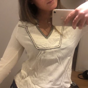 Söt topp HM - Gräddvit söt topp till vår/sommar i strl XS/S,  70:- 