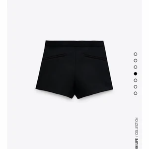 zara kostym shorts - säljer ett par helt nya/oanvända superfina kostym shorts från zara eftersom dem inte passa mig i smaken🖤🖤          !!!frakt ingår inte!!! !!pris kan diskuteras!!