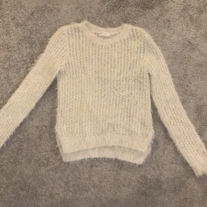 Lurvig stickad tröja från h&m - Jätte fin lurvig stickad tröja från h&m! Fin kvalitet och varsamt använd ett fåtal gånger! Tröjan är i storlek 134/140 och väldigt fin! Tröjan är naturvit🤩