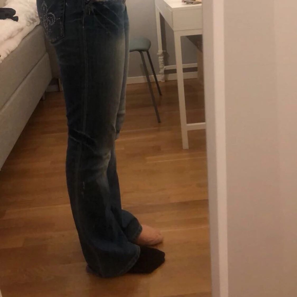 Lågmidjade jeans som är lite bootcut 