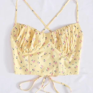 Blommig croptop - Nyskick/oanvänt  Passar storlekarna M-XL Kan mötas upp i Halmstad Kan även skickas men köpare står för frakt