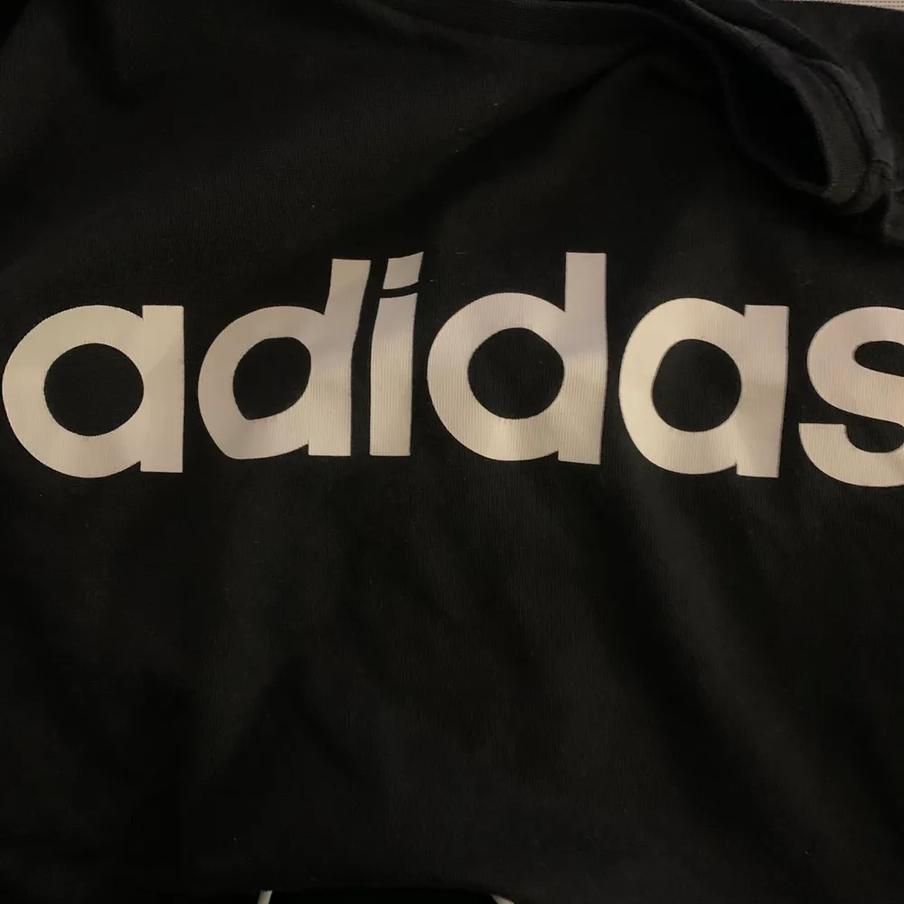 Svart Adidas T-shirt❤️ Tror att det är storlek L men är i storlek för män så är oversized❤️ Ska försöka få ner fraktkostnaden❤️ På bilden är det en liten fläck men den försvann snabbt i tvätten❤️. T-shirts.